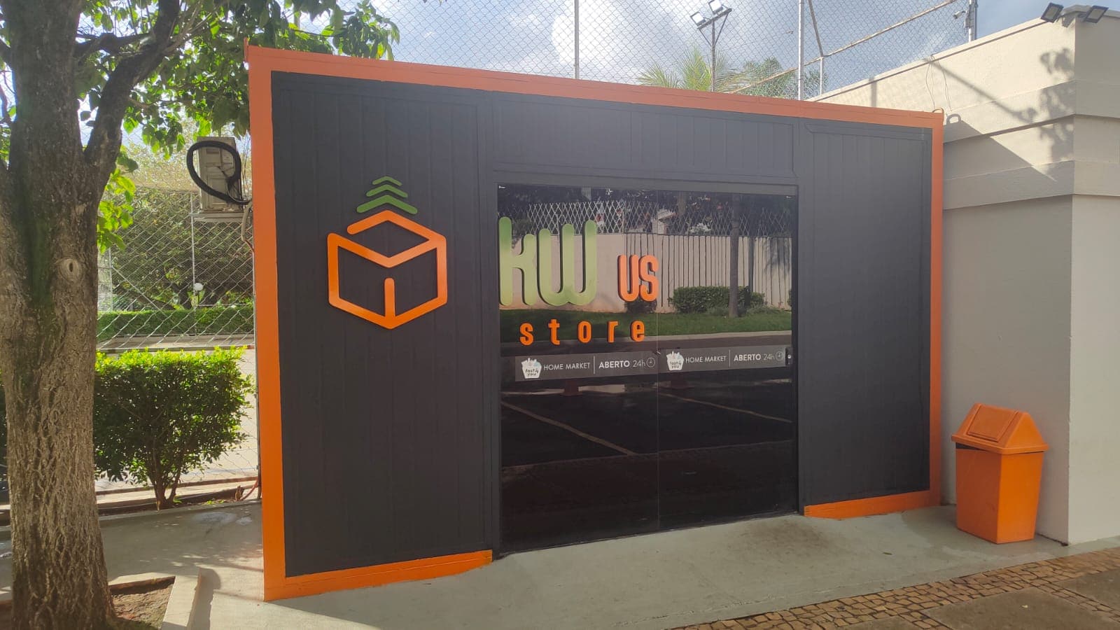 Fachada do mercado autônomo KWus da unidade Green Village